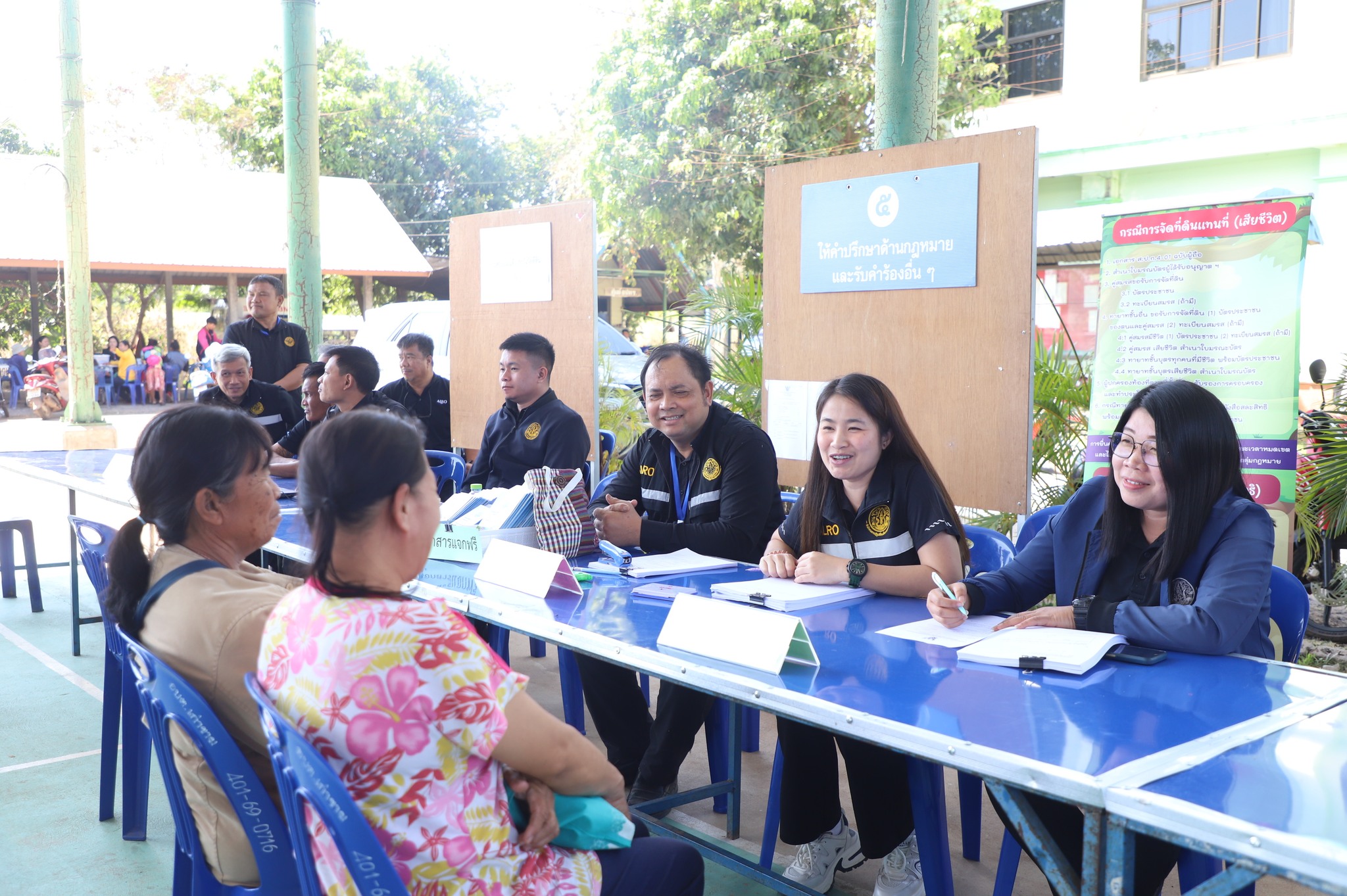 title - ชาวน้ำยืนเฮ ส.ป.ก. ขนทัพบริการถึงที่ ต.เก่าขาม ลดค่าใช้จ่าย ยื่นขอออกโฉนด - ปรึกษาปัญหากฎหมาย ครบจบในที่เดียว